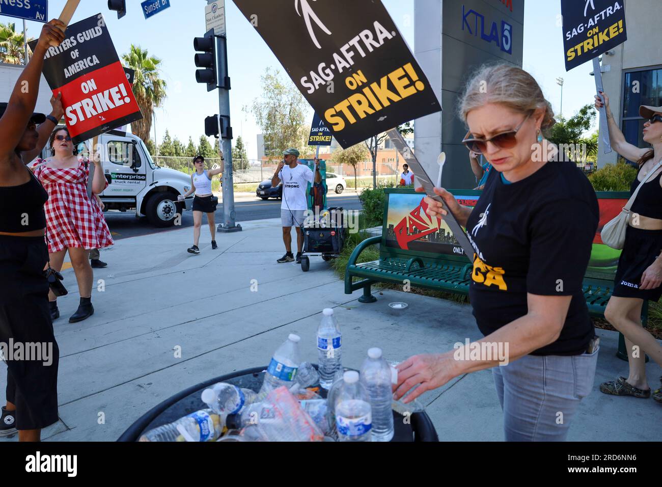 Hollywood, Californie, États-Unis 18 juillet 2023. Les acteurs hollywoodiens rejoignent Writers (qui frappent depuis deux mois) le deuxième jour de la grève de Screen Actors Guild, devant le siège de Netflix et Sunset Studios à Hollywood, en Californie. Les esprits étaient élevés malgré l'avertissement de chaleur extrême en cours à Los Angeles, et les tempéraments chauds sur la perception de la cupidité de l'entreprise et l'échec des cadres de cinéma et de télévision à répondre à leurs besoins. Crédit : ZUMA Press, Inc./Alamy Live News Banque D'Images