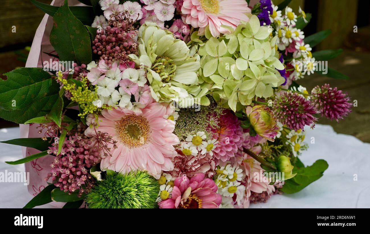 Beau bouquet de fleurs d'été en rose, violet et blanc. Banque D'Images