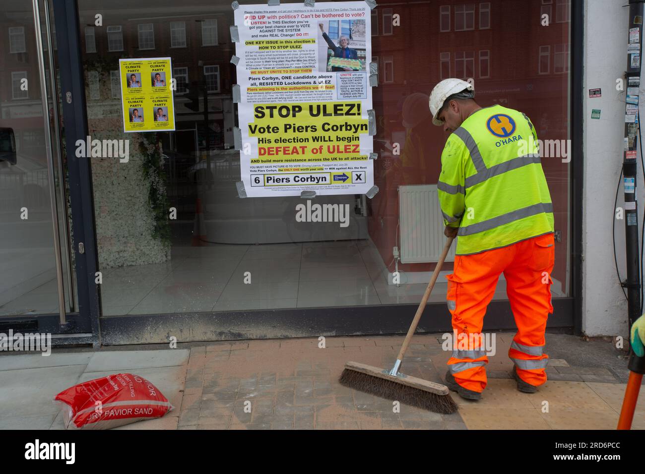 Uxbridge, Royaume-Uni. 18 juillet 2023. Affiche anti-ULEZ pour la prochaine élection partielle d'Uxbridge et South Ruislip à Uxbridge, Londres, Royaume-Uni, le mardi 18 juillet, 2023. L'élection partielle imminente pour Uxbridge et South Ruislip dans le nord-ouest de Londres le 20 juillet sera importante dans la pensée du Premier Ministre britannique Rishi Sunak. Crédit : horst friedrichs/Alamy Live News Banque D'Images