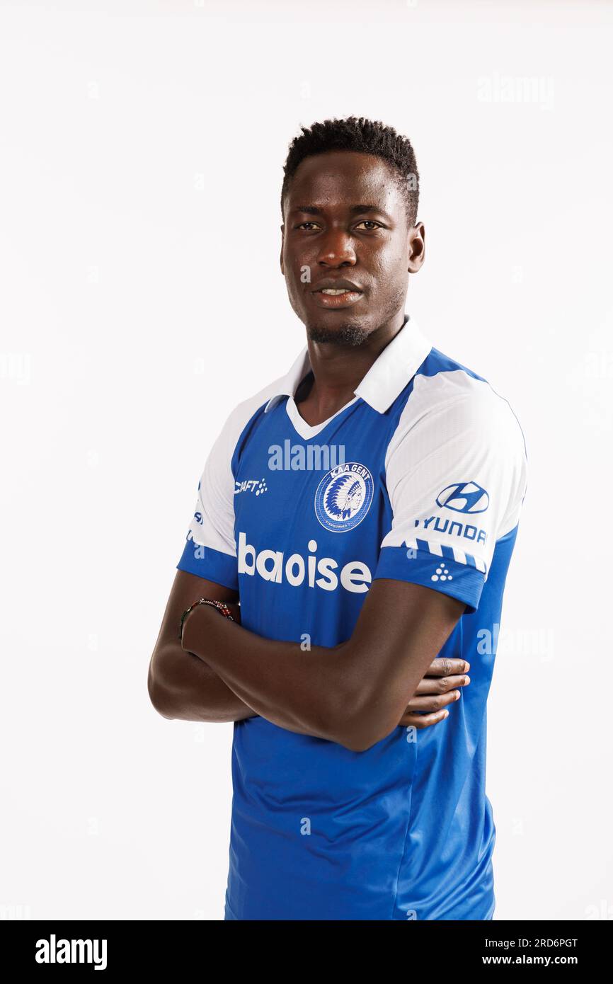 Joseph Okumu de Gent pose pour un portrait lors de la séance photo de la saison 2023-2024 de l'équipe belge de Jupiler Pro League KAA Gent, lundi 17 juillet 2023 à Oostakker. BELGA PHOTO KURT DESPLENTER Banque D'Images