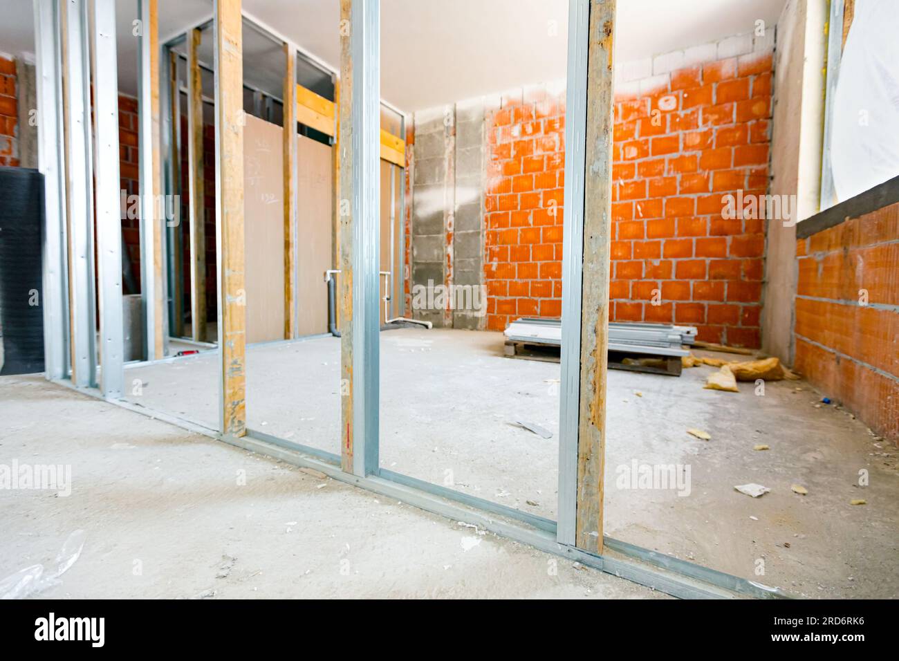 Vue sur le cadre de piliers profilés verticaux en métal et en bois pour le montage de cloisons, bâtiment résidentiel en construction. Banque D'Images