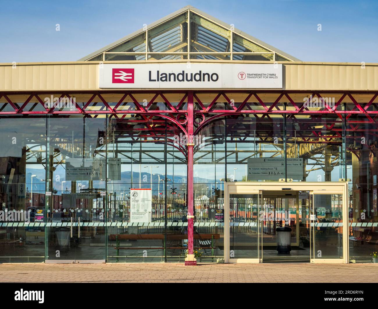 09 avril 2023 : Llandudno, Conwy, pays de Galles - l'entrée de la gare de Llandudno. Banque D'Images