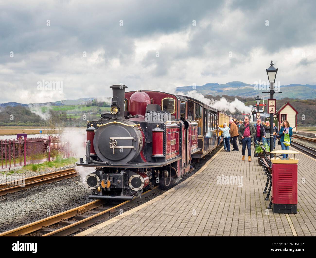 17 avril 2003 : Porthmadog, Gwynedd, pays de Galles - passagers quittant un train tiré par la locomotive Double Fairlie 'Merddin Emrys' de la voie étroite Ffestin Banque D'Images