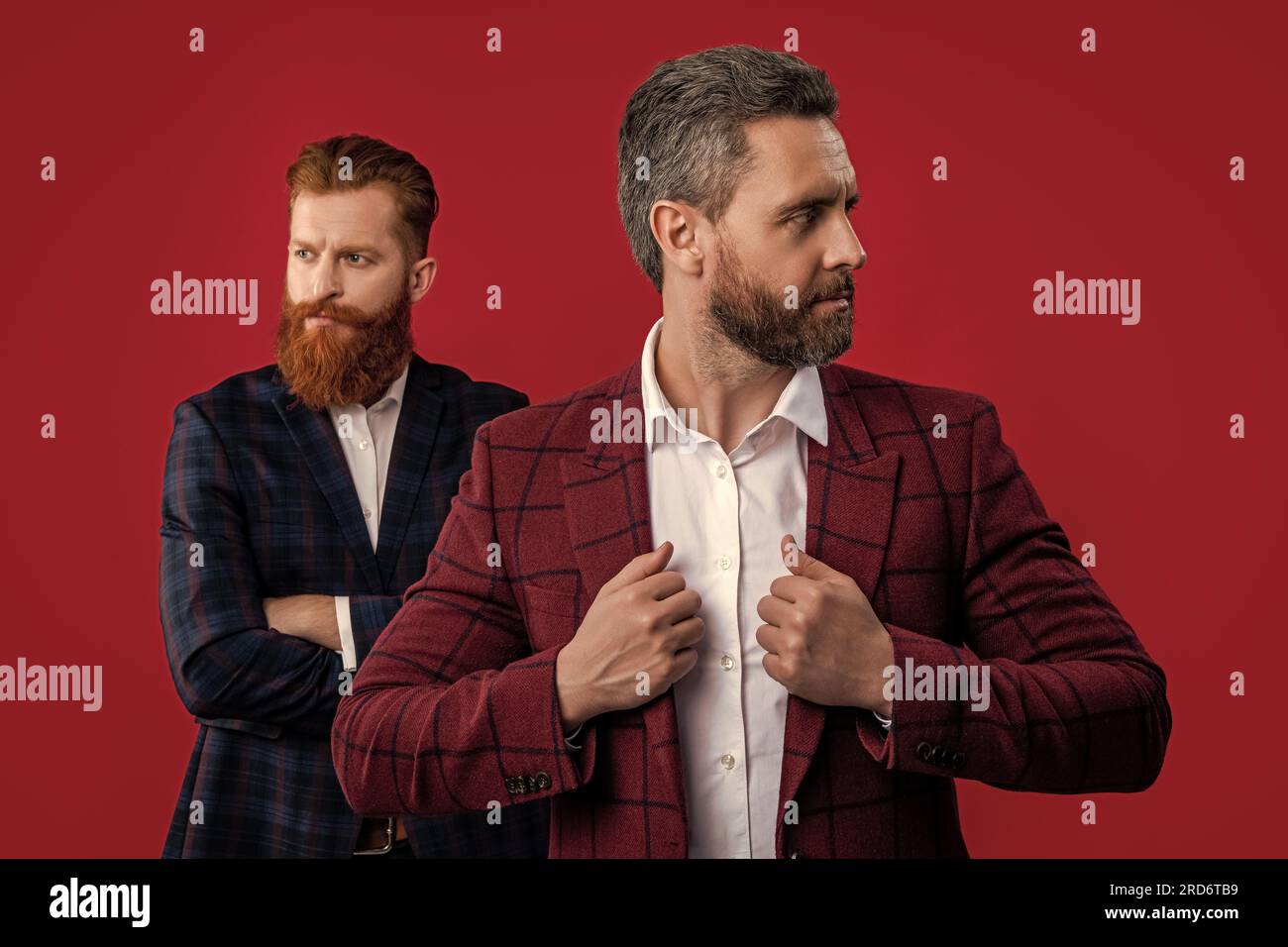objectif sélectif des hommes élégants portant des vêtements de forme. photo  de studio de deux hommes en vestes de tenue de forme Photo Stock - Alamy