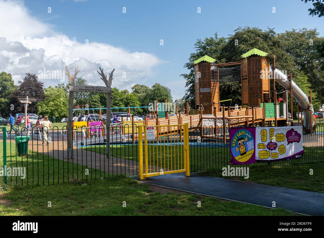 Aire de jeux pour enfants Prospect Park, parc urbain dans la ville de Reading, Berkshire, Angleterre, Royaume-Uni Banque D'Images