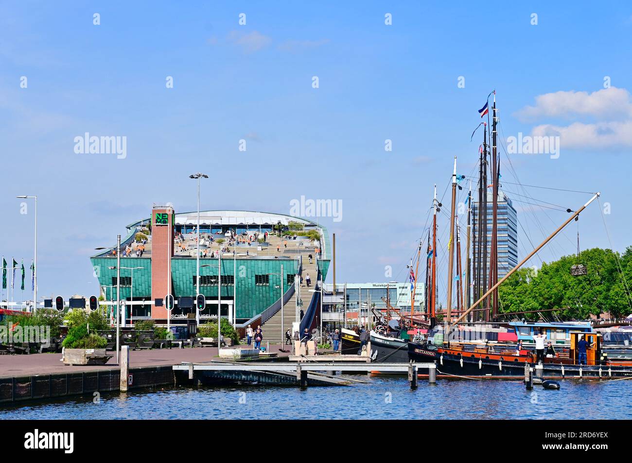 La terrasse sur le toit du musée des sciences Nemo à Amsterdam. À droite, dans le port de la ville d'Oosterdok navires historiques du port des musées d'Amsterdam Banque D'Images