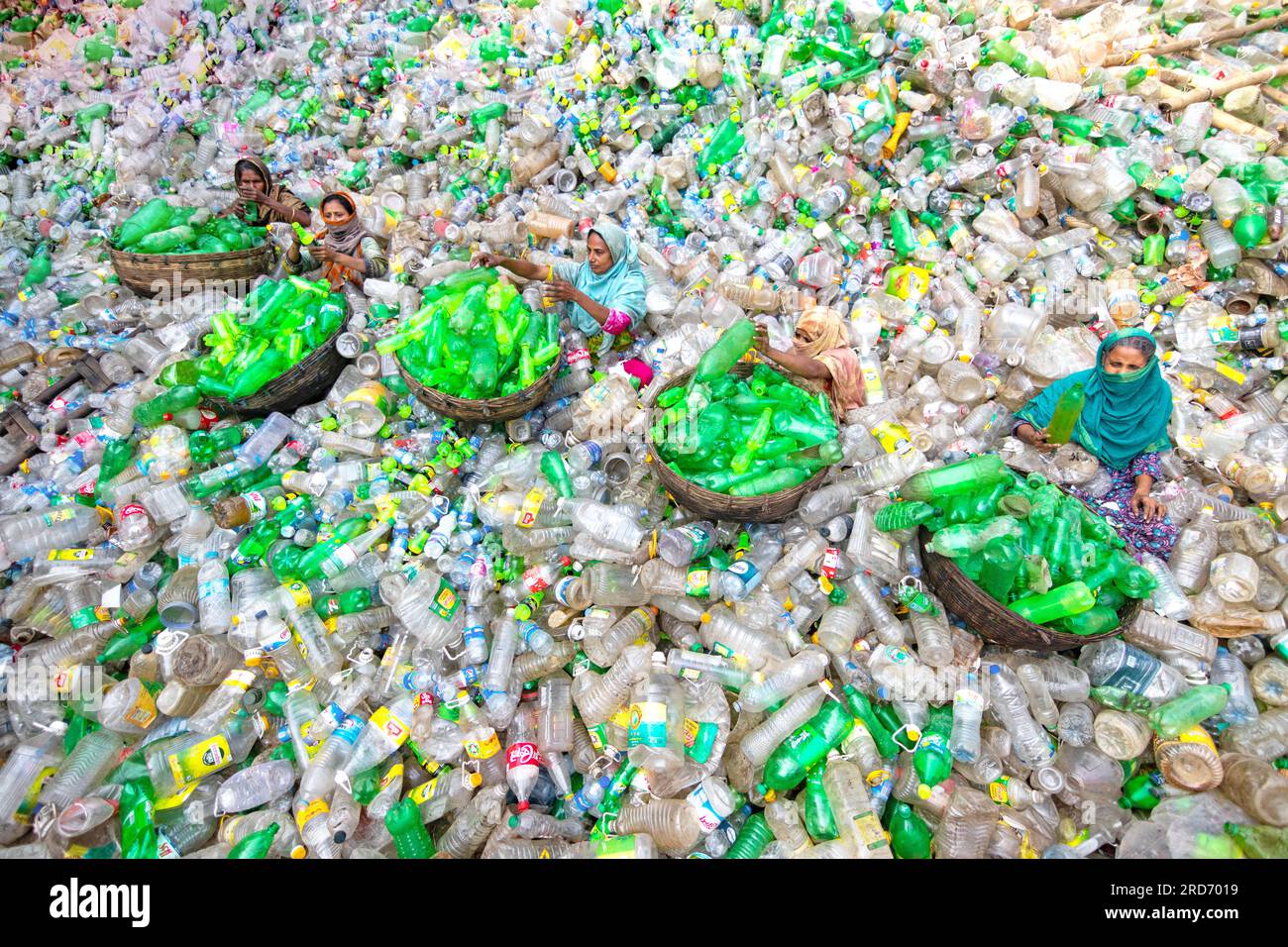 Dhaka, Bangladesh. 19 juillet 2023, Dhaka, Dhaka, Bangladesh : des ouvriers trient des bouteilles en plastique usagées dans une usine de recyclage à Dhaka, Bangladesh. Les employés aident à éviter que les bouteilles ne soient jetées, envoyées à la décharge, où elles peuvent prendre 1 000 ans à se biodégrader, ou incinérées, ce qui produit des fumées toxiques. La capitale bangladaise, Dhaka, étant l'une des plus densément peuplées au monde et abritant près de 19 millions d'habitants, la consommation annuelle de plastique par habitant de Dhaka est plus de trois fois supérieure à la moyenne nationale des zones urbaines et s'élève à 22,25 kg. Crédit : ZUMA Press, Inc./Alamy Live News Banque D'Images