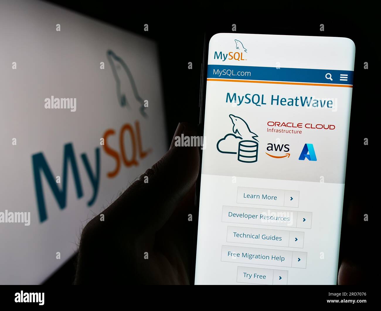 Personne tenant le téléphone portable avec le site Web du système de gestion de base de données relationnelle MySQL sur l'écran en face du logo. Concentrez-vous sur le centre de l'écran du téléphone. Banque D'Images Personne tenant le téléphone portable avec le site Web du système de gestion de base de données relationnelle MySQL sur l'écran en face du logo. Concentrez-vous sur le centre de l'écran du téléphone. Banque D'Images
