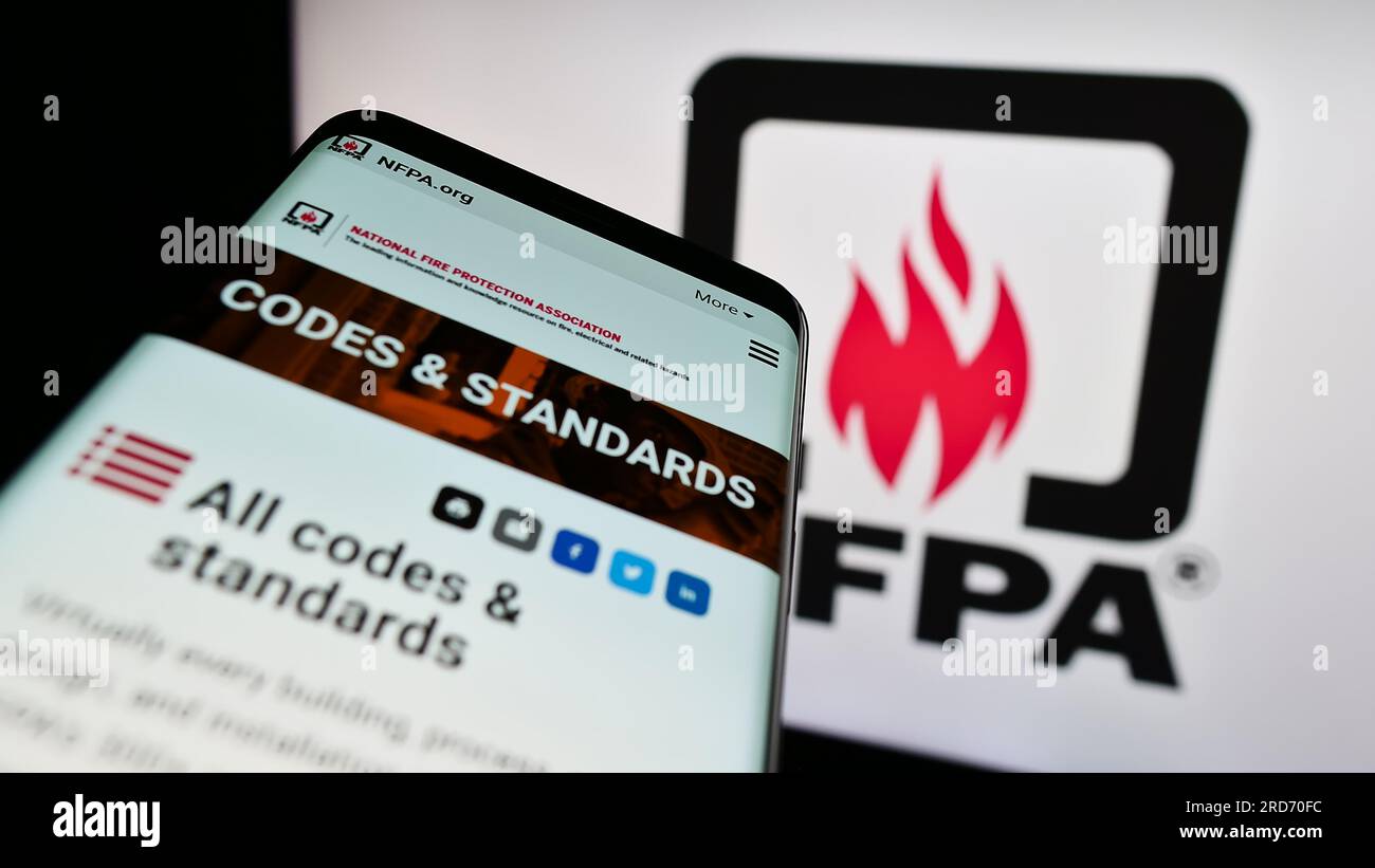 Téléphone portable avec le site Web de la National Fire protection Association (NFPA) sur l'écran devant le logo. Effectuez le focus sur le coin supérieur gauche de l'écran du téléphone. Banque D'Images