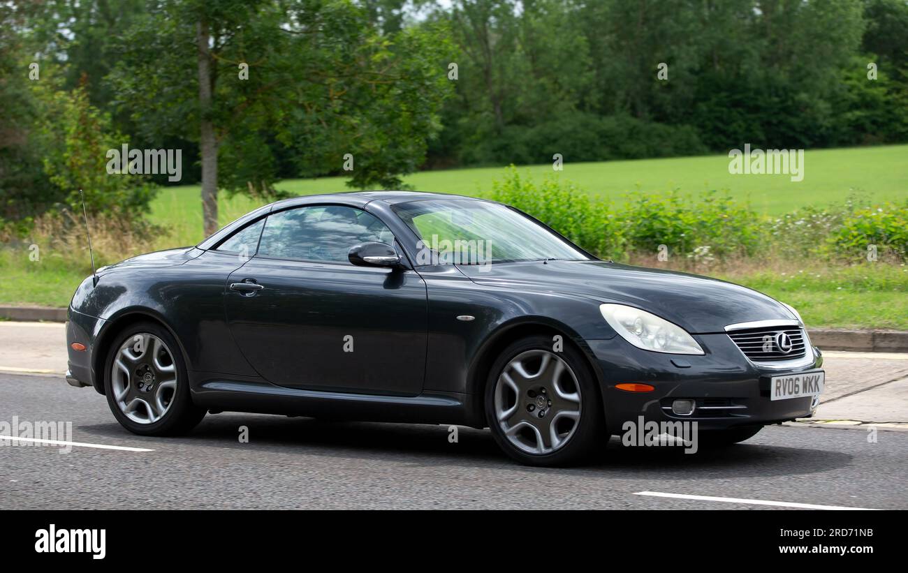 Milton Keynes, Royaume-Uni - 19 juillet 2023 : 2006 Lexus SC 430 voyageant sur une route anglaise Banque D'Images