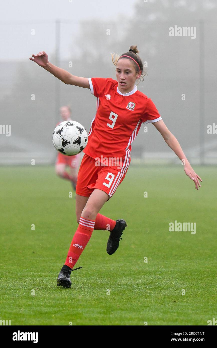 Newport, pays de Galles. 23 octobre 2019. Olivia Francis de Galles en action lors du match international amical des filles des moins de 15 ans entre le pays de Galles et l'Écosse au Dragon Park à Newport, pays de Galles, Royaume-Uni, le 23 octobre 2019. Crédit : Duncan Thomas/Majestic Media. Banque D'Images