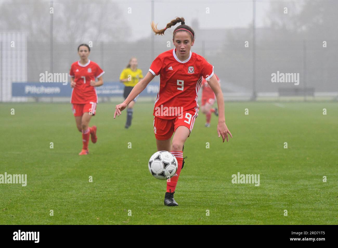 Newport, pays de Galles. 23 octobre 2019. Olivia Francis de Galles en action lors du match international amical des filles des moins de 15 ans entre le pays de Galles et l'Écosse au Dragon Park à Newport, pays de Galles, Royaume-Uni, le 23 octobre 2019. Crédit : Duncan Thomas/Majestic Media. Banque D'Images