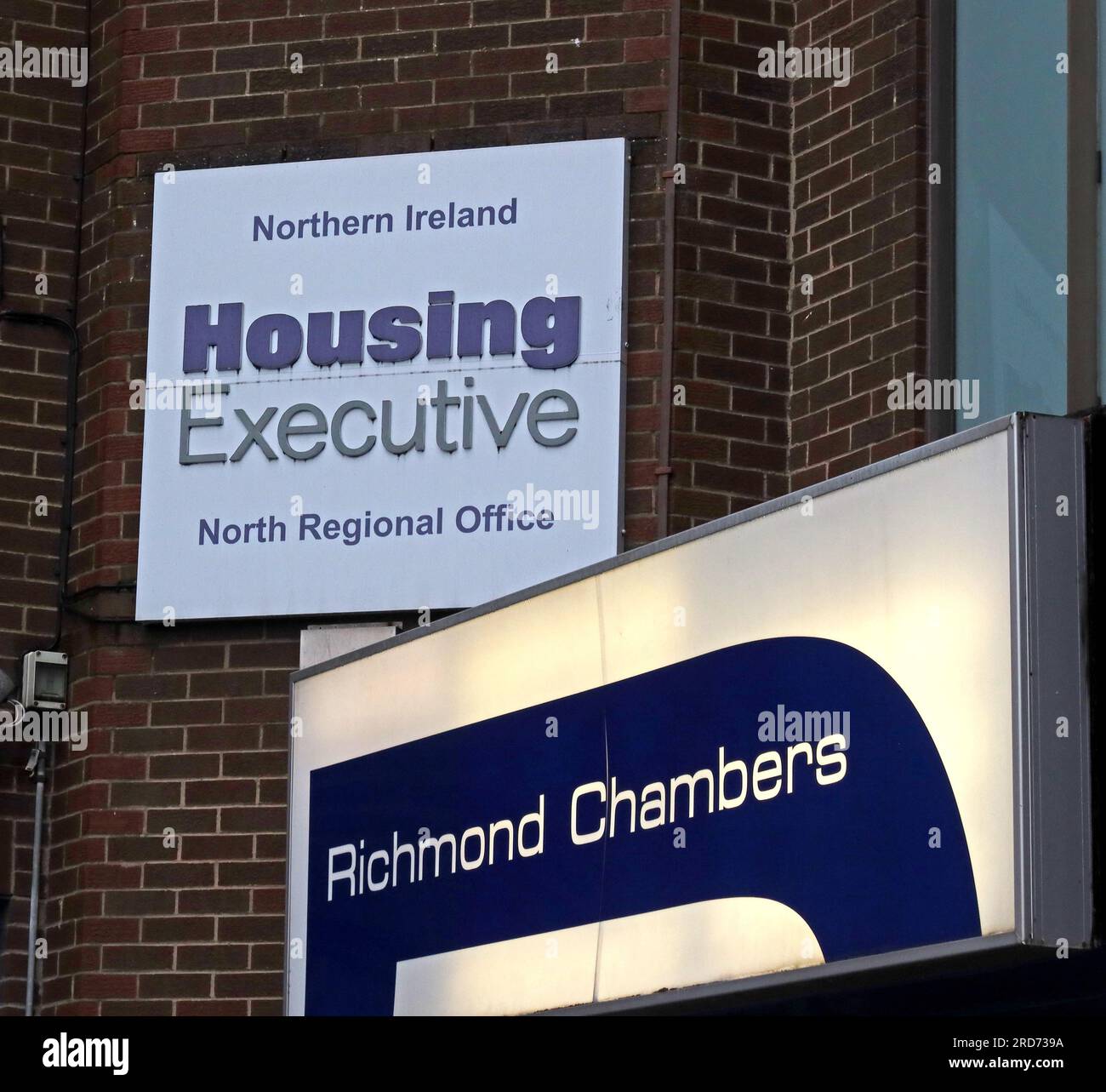 Richmond Chambers Housing Executive Office, Northern Ireland North Regional Office, The Diamond, Derry, Co Londonderry, Irlande du Nord, ROYAUME-UNI, BT48 6QP Banque D'Images