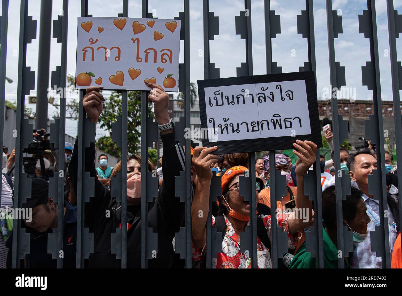 Bangkok, Thailand. 19th July, 2023. Pro democracy protester seen holding placards expressing their opinion outside the parliament house during the second voting. The Thailand parliament house is holding a second vote for the next prime minister of Thailand after Pita Limjaroenrat, The Move Forward party leader and the prime minister candidate failed in the first vote on July 13, 2023. (Photo by Peerapon Boonyakiat/SOPA Images/Sipa USA) Credit: Sipa USA/Alamy Live News Banque D'Images