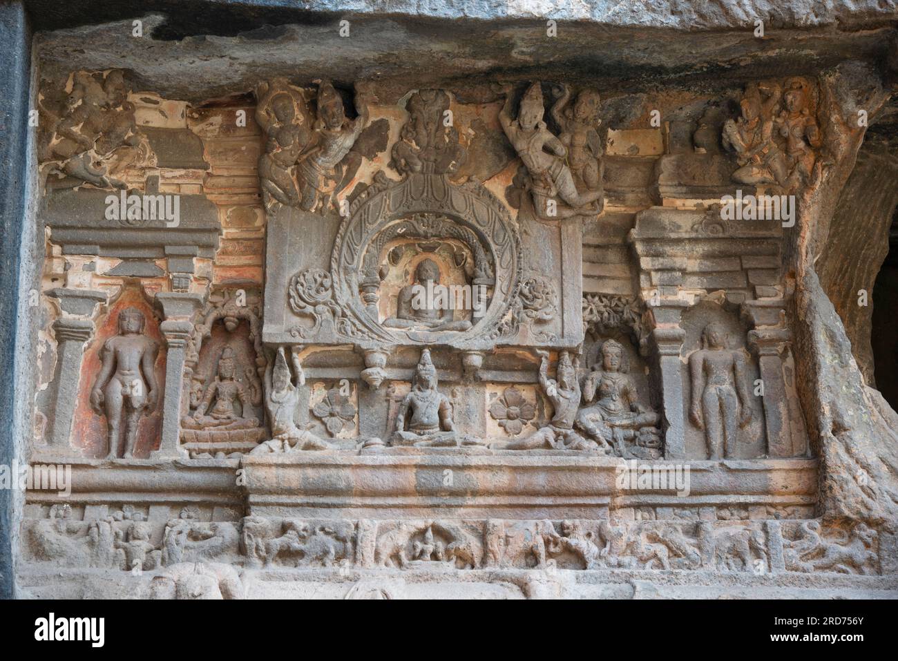 Grotte Ellora 33, mur de gauche montrant Lord Mahavira dans une arche décorative (Shukanasika) avec des couples volants au-dessus. Aurangabad, Inde Banque D'Images