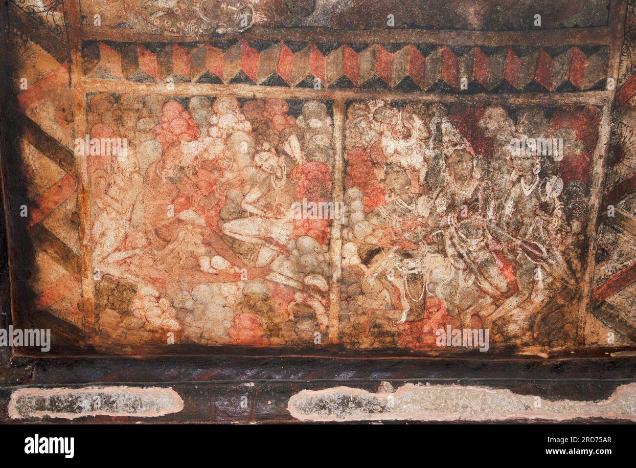 Ellora Cave 33- aile droite, étage supérieur, peinture de plafond du hall principal montrant des êtres célestes féminins Banque D'Images