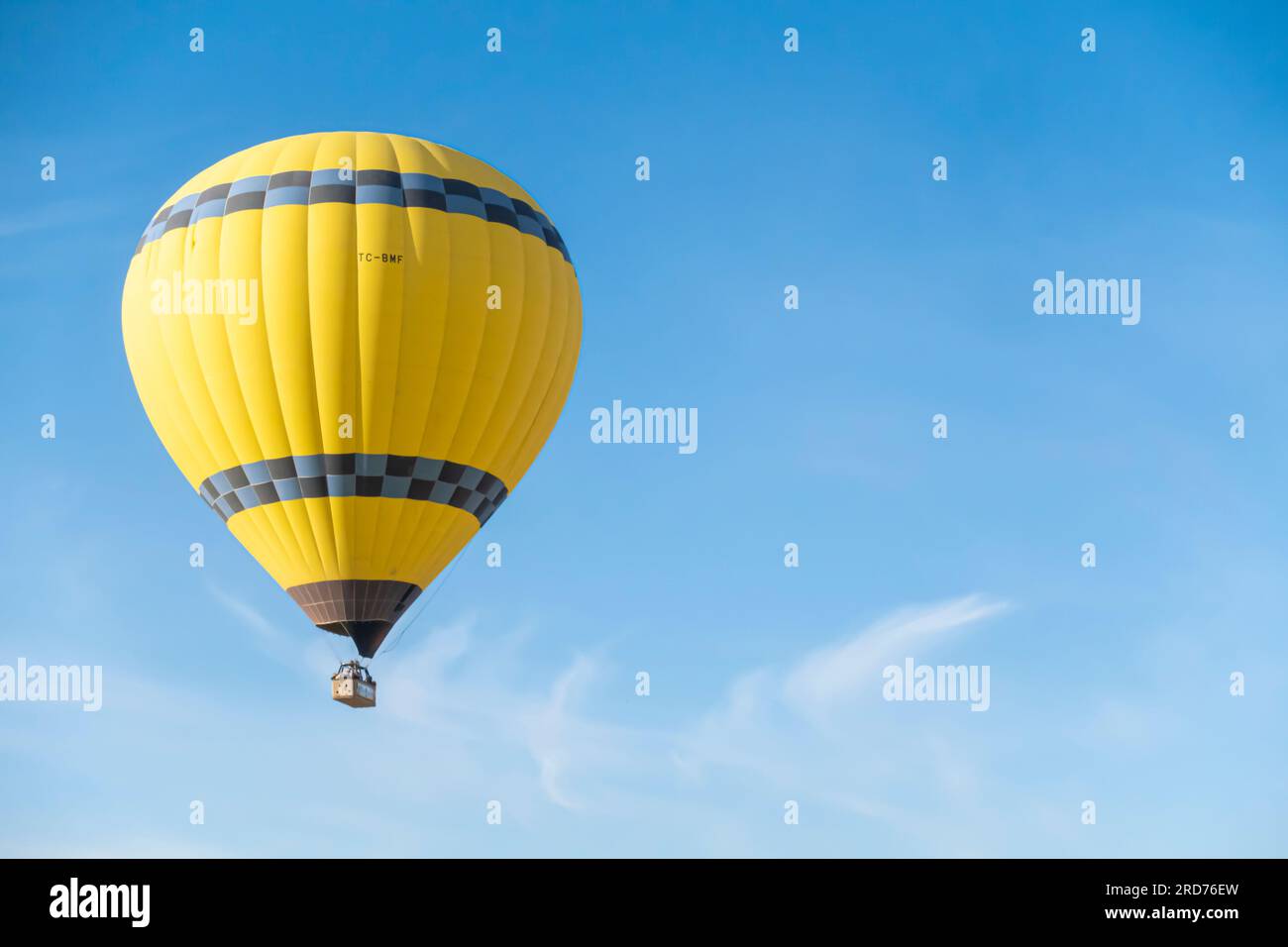 Montgolfière jaune en face du ciel bleu Cappadoce Turquie Banque D'Images