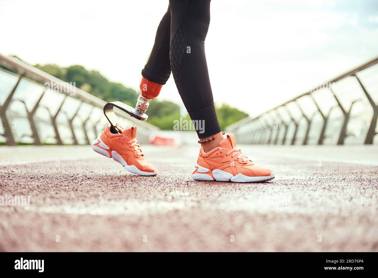 Vue rognée d'une femme handicapée avec prothèse de jambe debout sur le pont le matin Banque D'Images