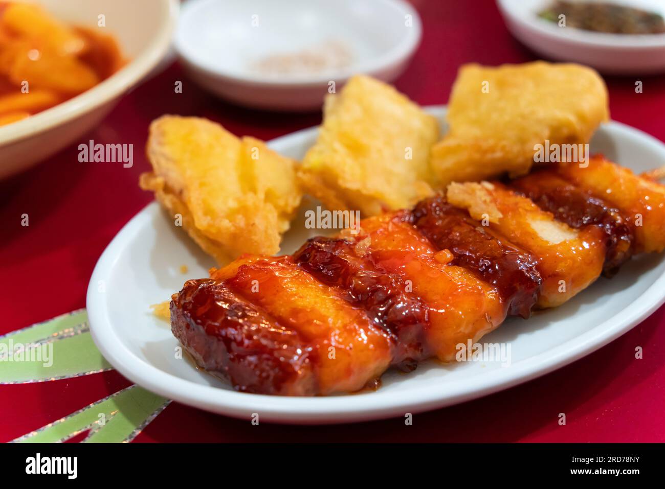 Délicieuse cuisine coréenne Tteokbokki, savoureux gâteau de riz épicé avec des saucisses, œufs sur le marché pour les collations de rue. Banque D'Images