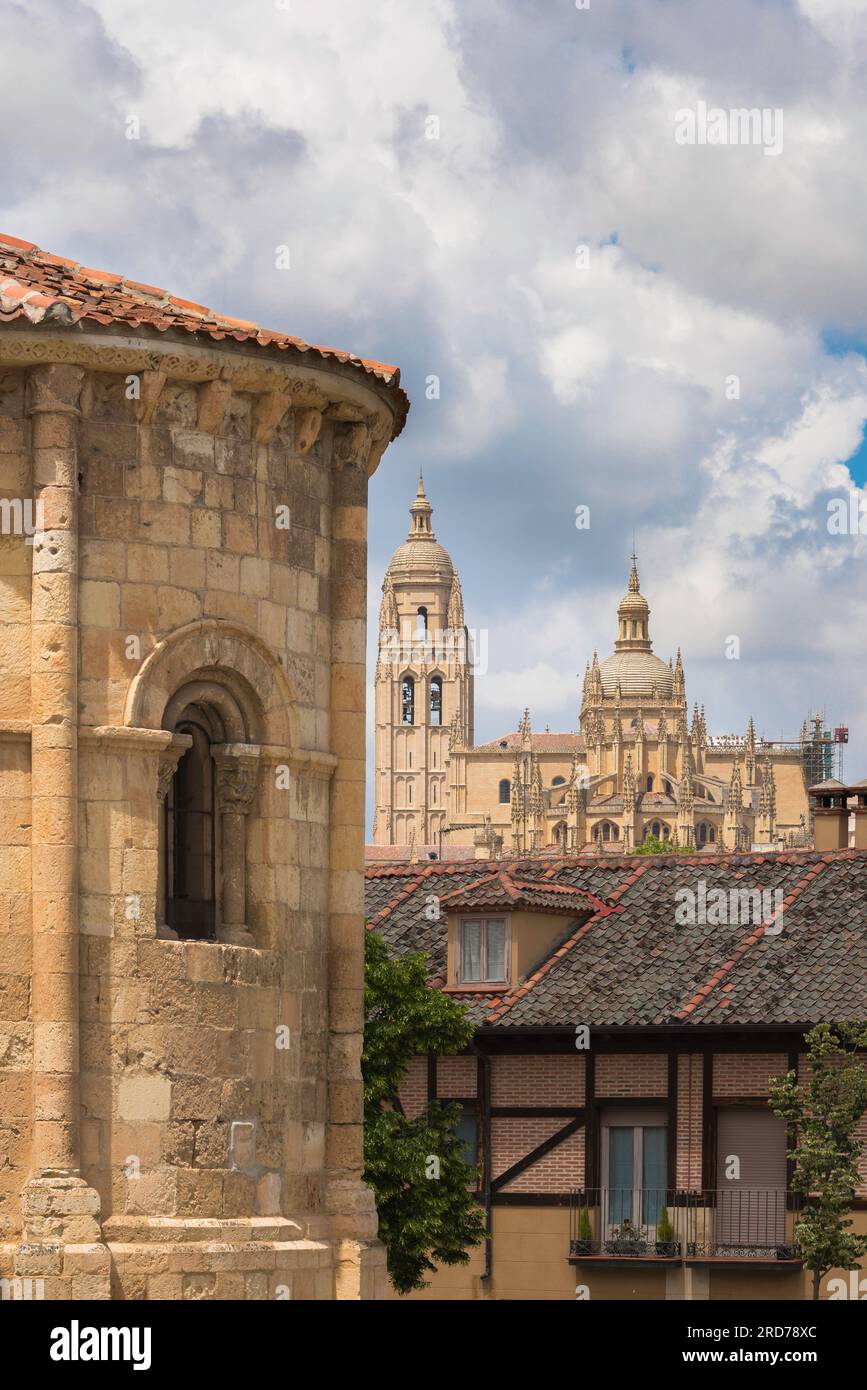 Horizon de la vieille ville espagnole, vue de la cathédrale baroque de Ségovie montrant l'abside romane de l'Iglesia de San Millan au premier plan, Espagne. Banque D'Images