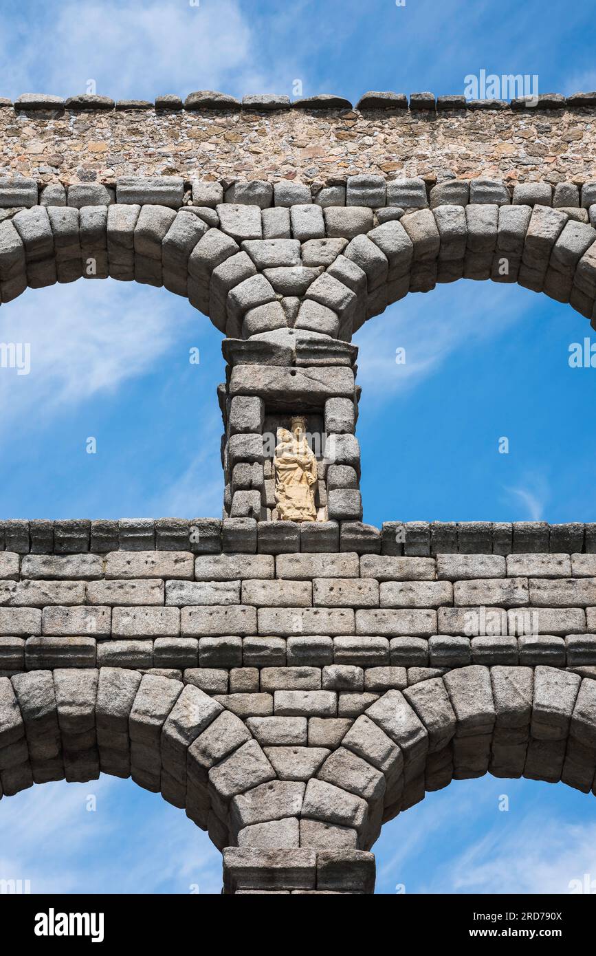 Espagne aqueduc romain, détail de la maçonnerie de niveau supérieur de l'aqueduc romain de Ségovie montrant une statue de la Vierge Marie située dans une niche, en Espagne Banque D'Images