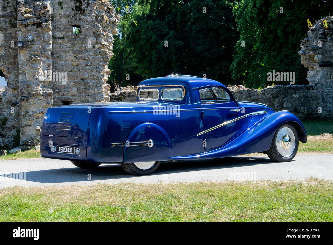 « Metropolis » du créateur de voiture d'art personnalisé Andy Saunders, basé sur une Peugeot 202 avec l'art aérographe de Maxine Xavier Banque D'Images