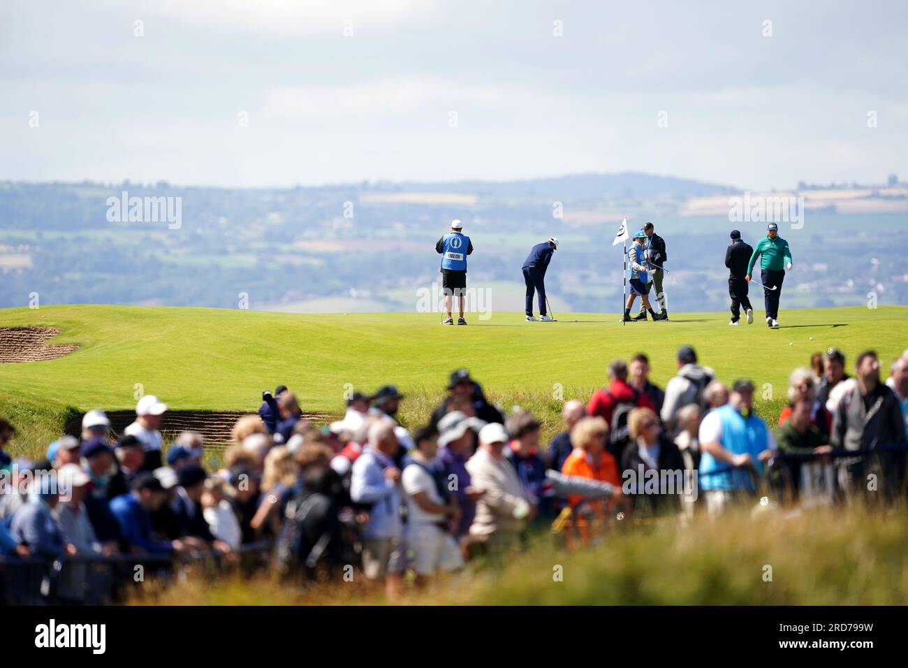Vue générale avec Harris English des États-Unis et Corey Conners du Canada sur le 17e green lors d'une ronde d'essais avant l'Open au Royal Liverpool, Wirral. Date de la photo : mercredi 19 juillet 2023. Banque D'Images