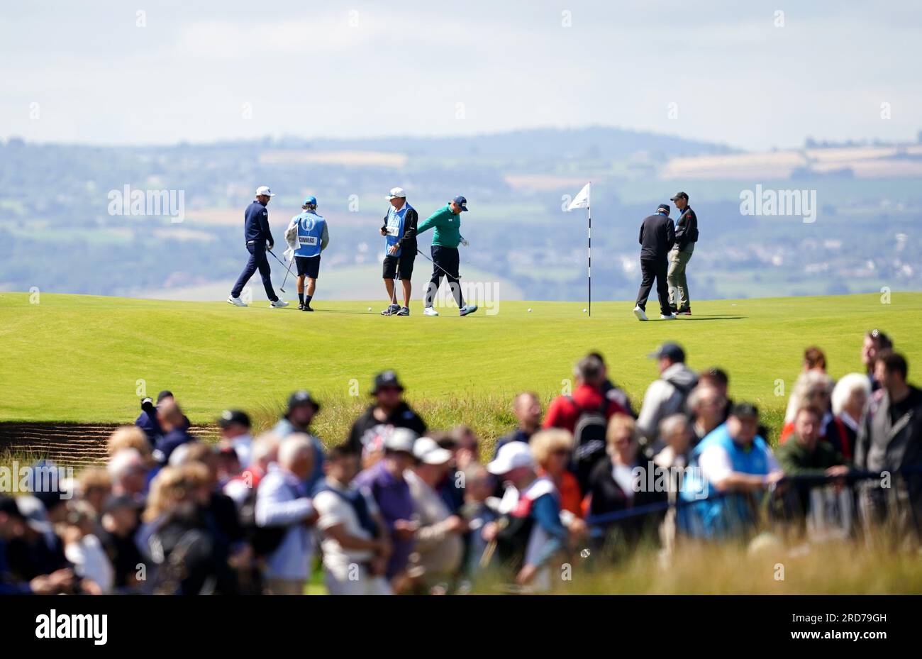 Vue générale avec Harris English des États-Unis et Corey Conners du Canada sur le 17e green lors d'une ronde d'essais avant l'Open au Royal Liverpool, Wirral. Date de la photo : mercredi 19 juillet 2023. Banque D'Images