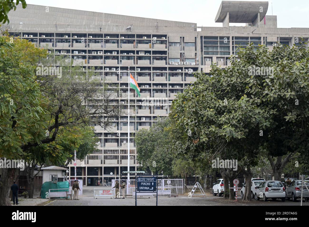 INDE, territoire de l'Union, ville de Chandigarh, le plan directeur de la ville divisée en secteurs a été préparé par l'architecte franco-suisse le Corbusier dans le 1950`, secteur 1 Capitole complexe, immeuble de bureaux le Secrétariat du Pendjab et le gouvernement Haryana, conçu par le Corbusier, poste de contrôle de sécurité Banque D'Images