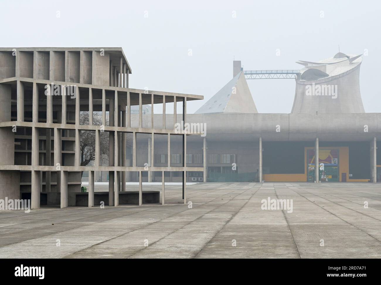 INDE, territoire de l'Union, ville de Chandigarh, le plan directeur de la ville divisée en secteurs a été préparé par l'architecte franco-suisse le Corbusier dans le 1950`, secteur 1 Capitole complexe, bâtiment du gouvernement de l'Assemblée, Parlement du Pendjab et Haryana, conçu par le Corbusier, et tour des ombres Banque D'Images