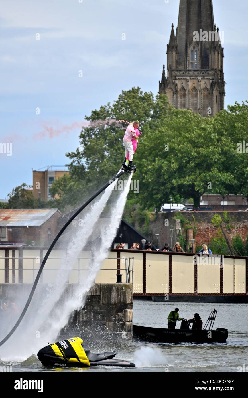 Bristol Harbour Festival, le 14-16 juillet 2023, était humide mais pas plu, ici avec James Prestwood flyboarding dans le port avec un colloque féminin Banque D'Images
