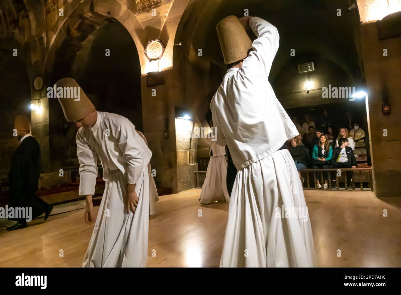 Soufi tourbillonnant des derviches de Mevlevi ordonnent en Turquie la cérémonie de la danse Sama. Saruhan Caravanserai Cappadoce Turquie Banque D'Images