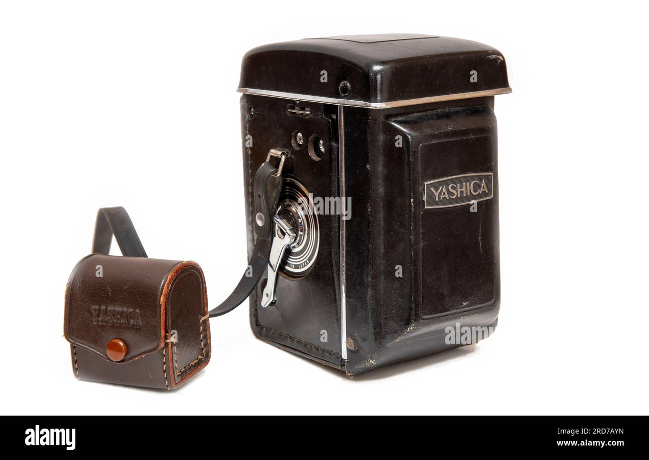 ETUI en cuir contenant un Yashica 24, un appareil photo tlr réflexe à double objectif fabriqué en japonais autour de 1967, utilisant un film 220. Banque D'Images