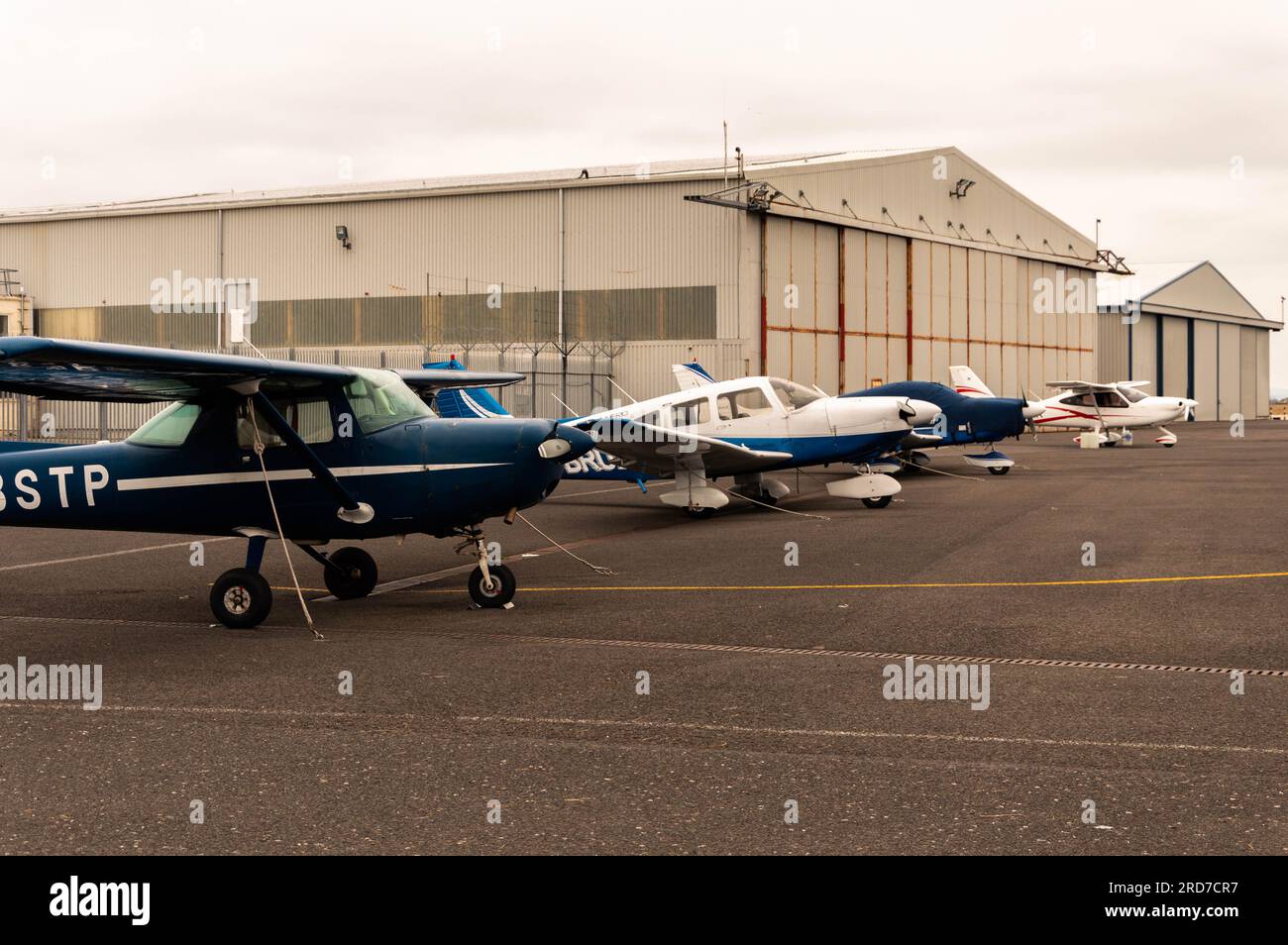 Petits avions garés à l'aéroport de Lydd, Lydd, Kent, Angleterre Banque D'Images