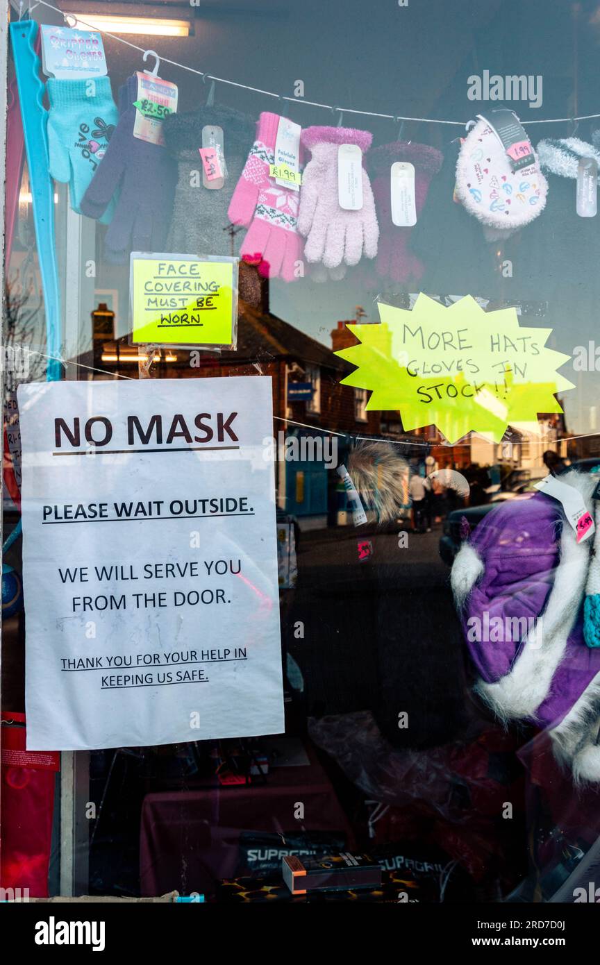 Coronavirus Sign in a Shop Window, Lydd, Kent, Angleterre Banque D'Images