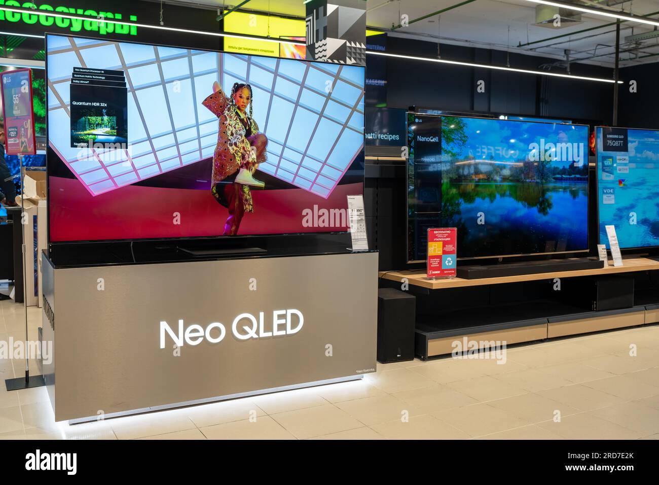 Samsung TV avec technologie QLED dans le magasin d'électronique. Photo de l'intérieur du magasin d'électronique. Minsk, Biélorussie, 13 juillet 2023 Banque D'Images