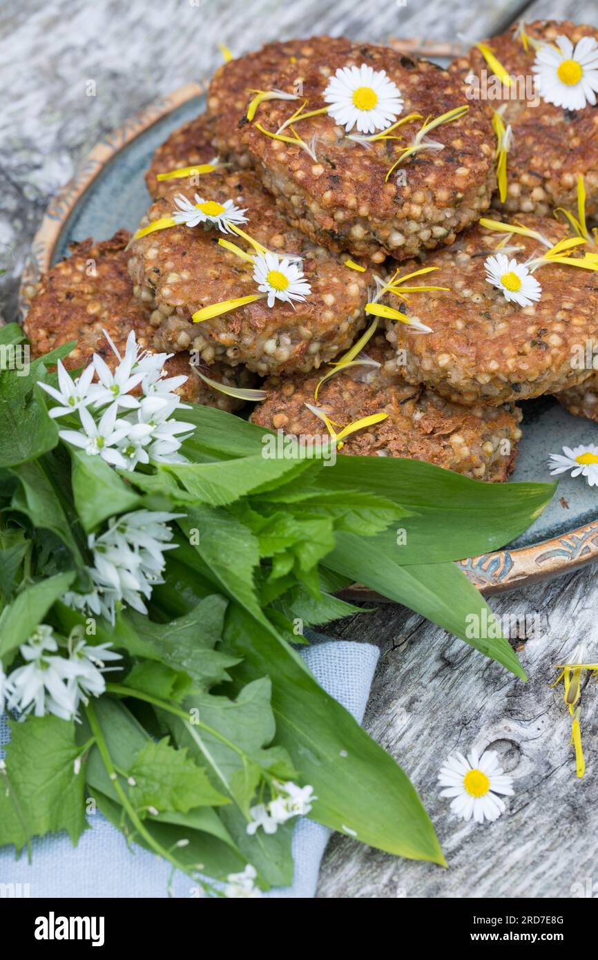 Kräuter-Bratlinge, Bratling, Burger, Kräuterburger, Kräuter-Burger, Kräuter-Frikadelle, vegan, vegetarisch, Patty, Pattys, Patties, Kräuter-Patty, Krä Banque D'Images Kräuter-Bratlinge, Bratling, Burger, Kräuterburger, Kräuter-Burger, Kräuter-Frikadelle, vegan, vegetarisch, Patty, Pattys, Patties, Kräuter-Patty, Krä Banque D'Images