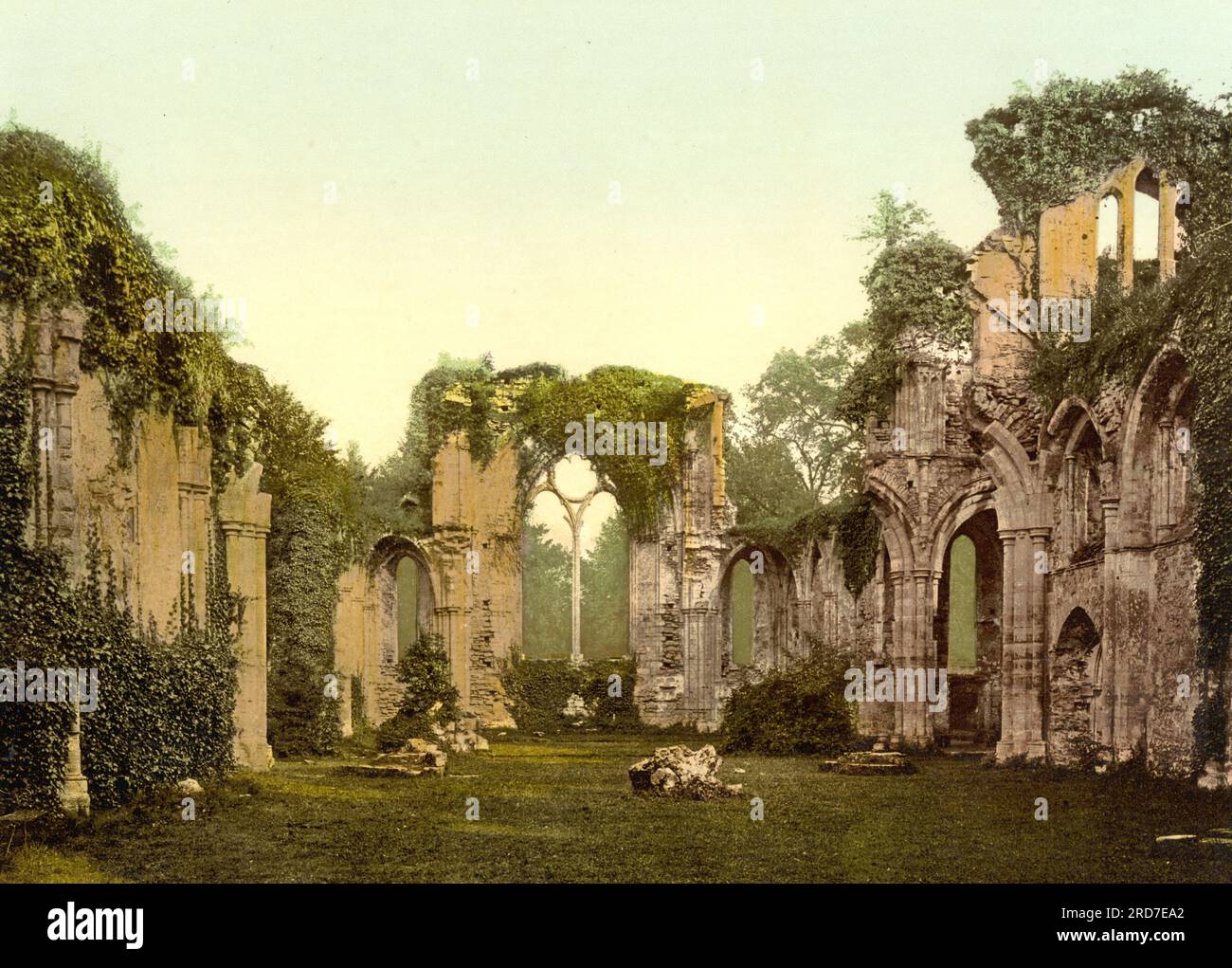 Intérieur, abbaye de Netley, monastère médiéval tardif en ruine dans le village de Netley près de Southampton dans le Hampshire, Angleterre, 1895, reproduction historique, numérique améliorée d'une ancienne gravure photochrome Banque D'Images