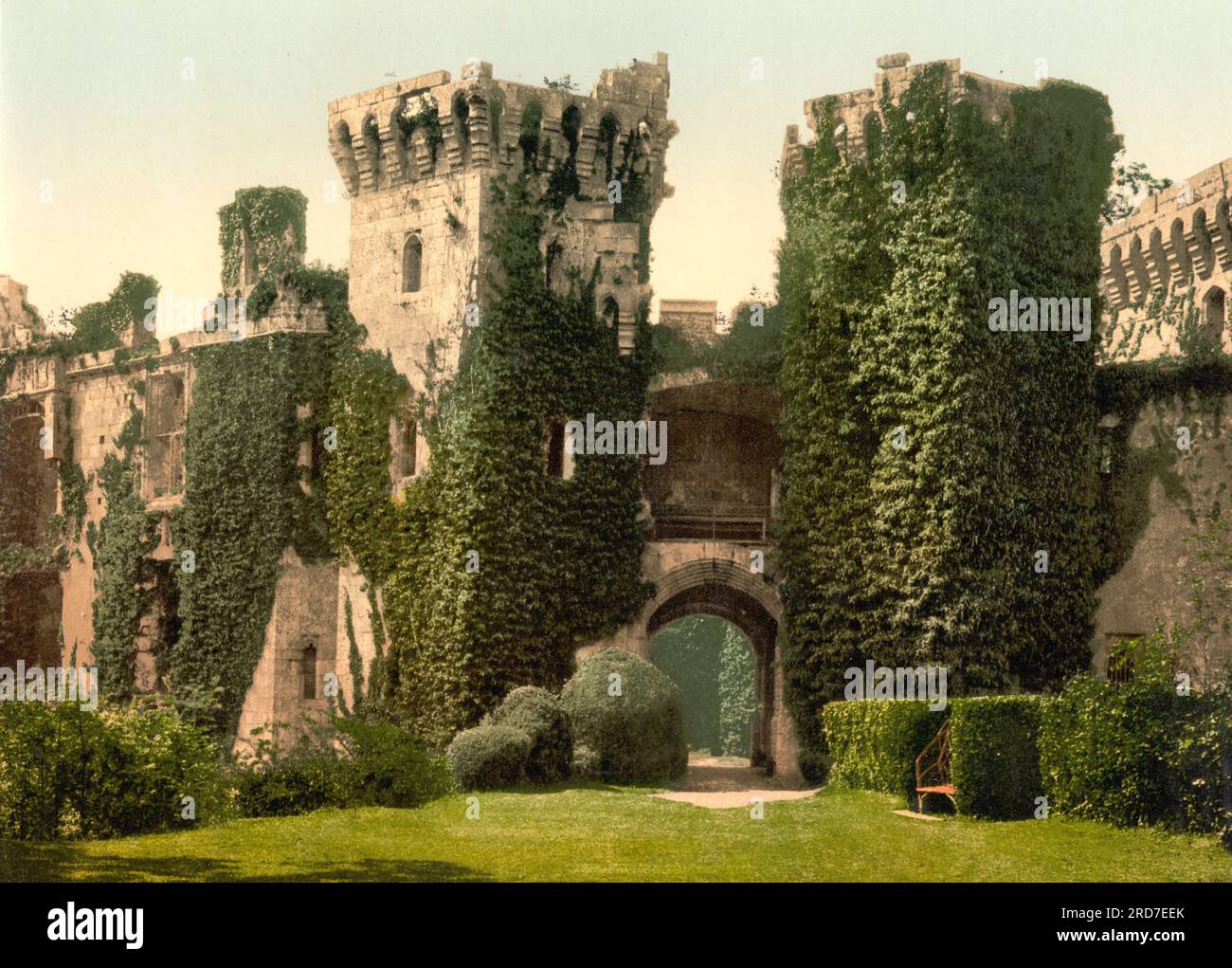 Château de Raglan, Castell Rhaglan, un château médiéval tardif situé juste au nord du village de Raglan dans le comté de Monmouthshire dans le sud-est du pays de Galles, Grande-Bretagne, 1895, reproduction historique, numérique améliorée d'une ancienne gravure photochrome Banque D'Images