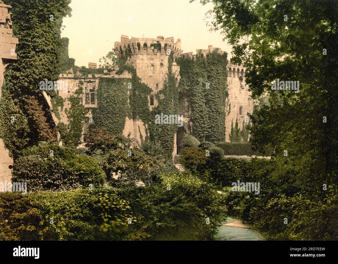 Les douves, château de Raglan, Castell Rhaglan, château médiéval tardif situé juste au nord du village de Raglan dans le comté de Monmouthshire dans le sud-est du pays de Galles, Grande-Bretagne, 1895, reproduction historique, numérique améliorée d'une ancienne gravure photochrome Banque D'Images