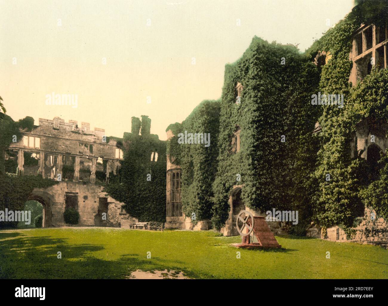 La cour, Château de Raglan, Castell Rhaglan, un château médiéval tardif situé juste au nord du village de Raglan dans le comté de Monmouthshire dans le sud-est du pays de Galles, Grande-Bretagne, 1895, reproduction historique, numérique améliorée d'une ancienne gravure photochrome Banque D'Images