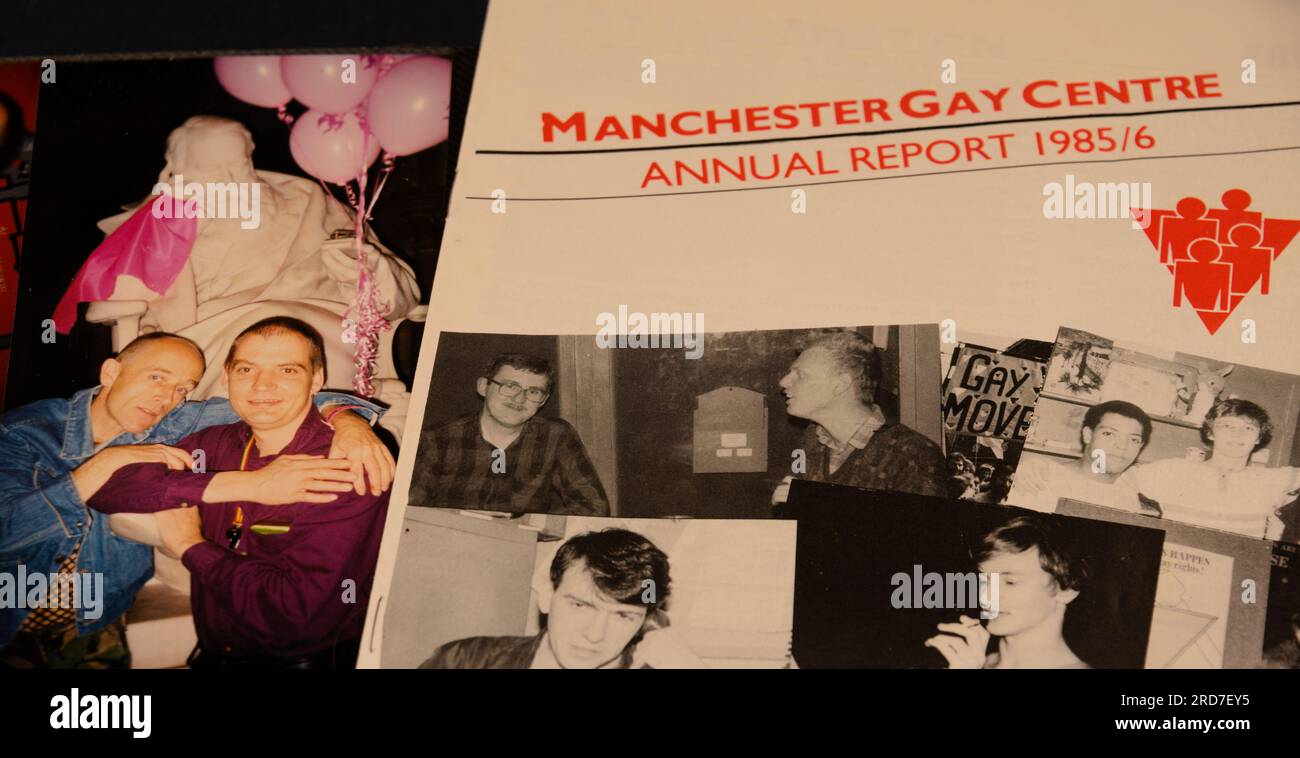 Couverture du rapport annuel 1985/6 du Manchester gay Centre, produit en 1986, à Manchester, Royaume-Uni, par le Community gay Centre sur Bloom Street dans le centre de Manchester, avec une photo, À gauche d'un jeune couple gay à une réception civique pour l'événement du jour férié d'août 'Mardi grass' à la fin des années 1980 Le rapport a été produit par Terry Waller, alors le travailleur rémunéré du Centre, qui comptait quelque 75 bénévoles pour fournir des services à la communauté LGBT locale. Sur la photo de gauche, Terry Waller, avec son bras autour de son petit ami de l'époque, Michael Higginson, qui change plus tard de nom pour Michael Waller. Banque D'Images