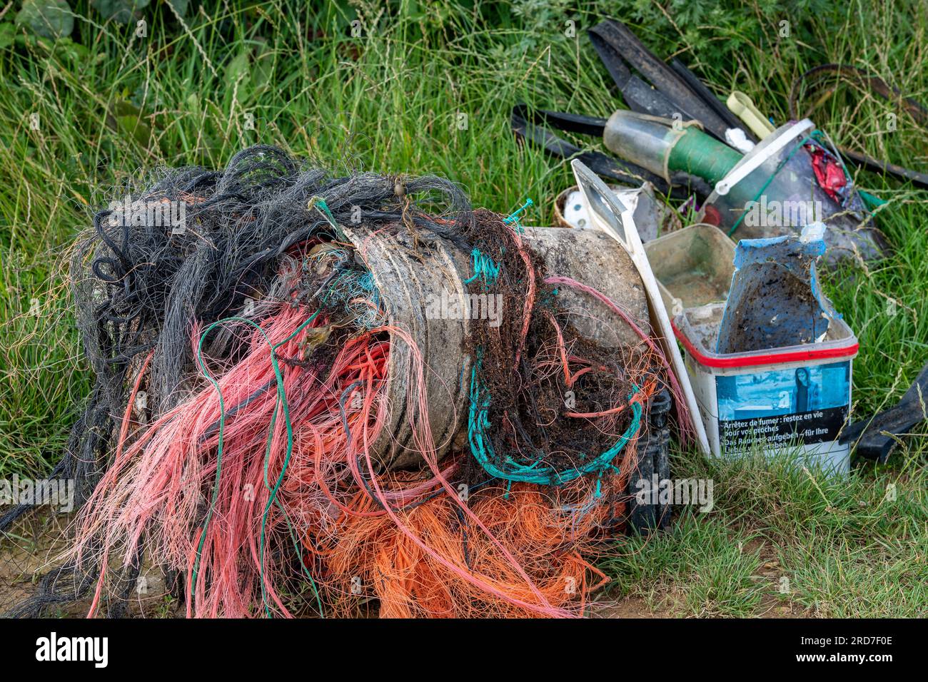 une sélection de différents déchets et plastiques collectés sur une plage de l'île de wight, pollution sur la côte, pollution côtière, déchets plastiques. Banque D'Images