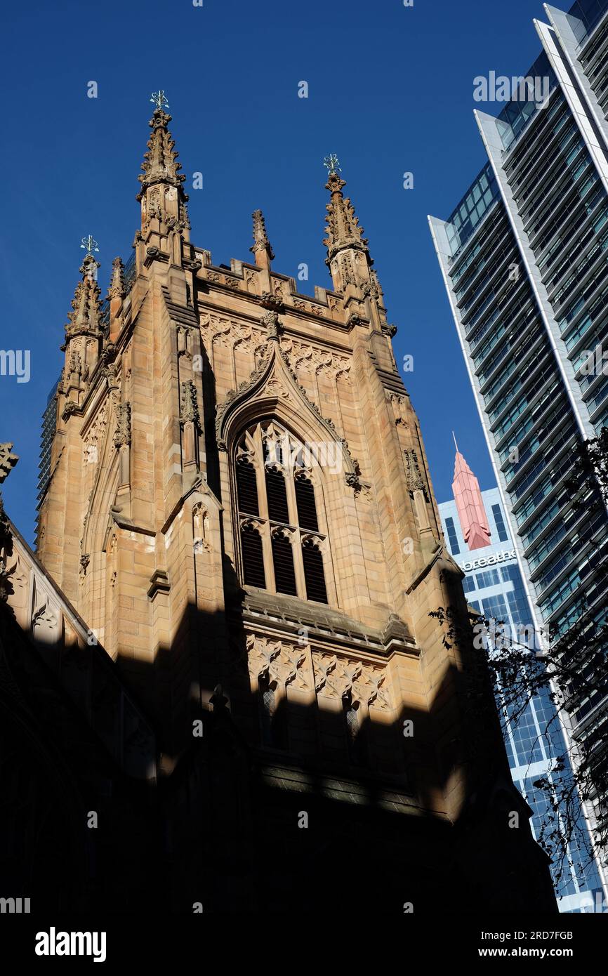 St. Andrew's Cathedral, église d'architecture néo-gothique en grès de Sydney des années 1800 avec vitraux, détail West Bell Tower Banque D'Images