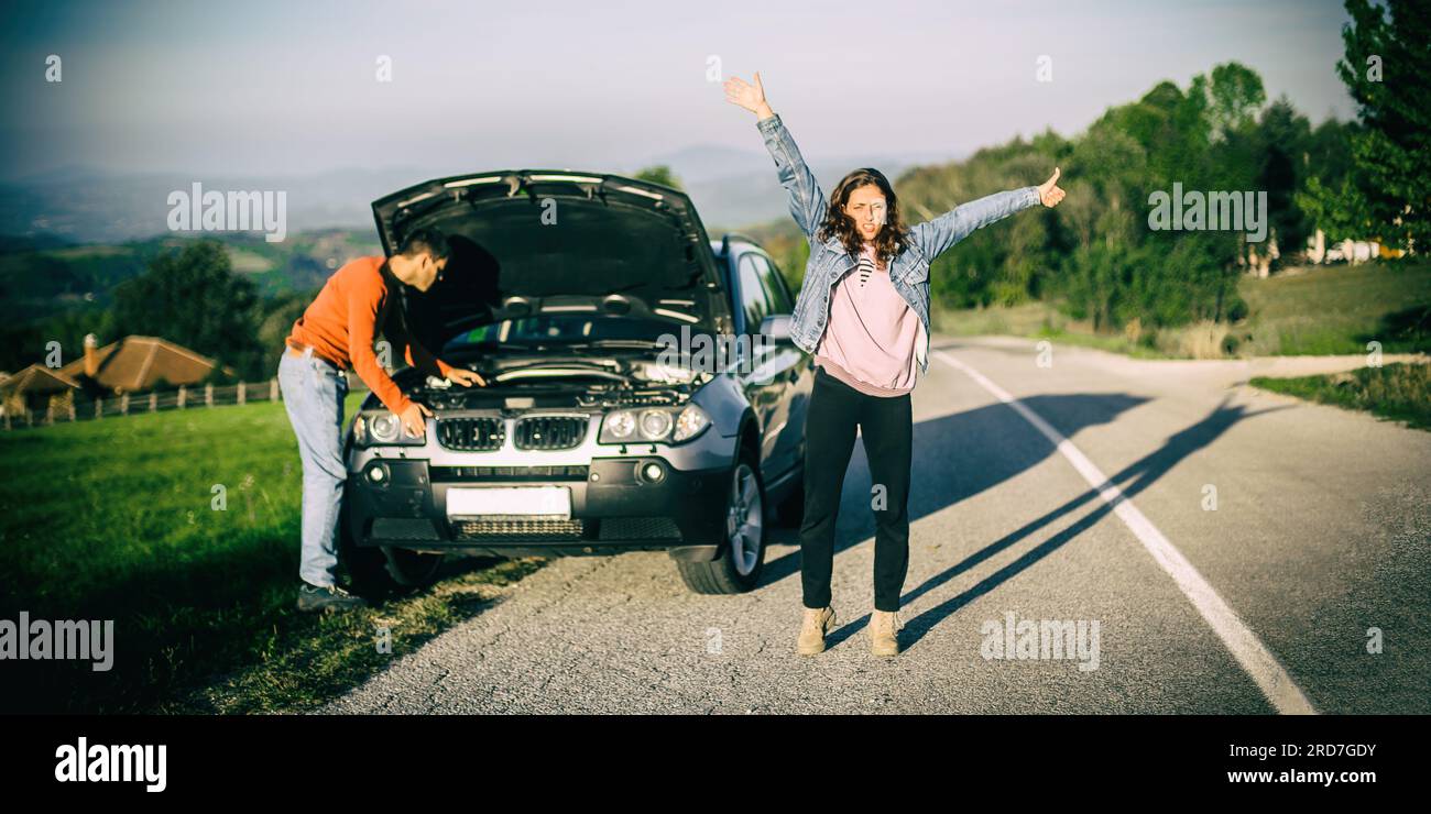 La voiture des jeunes couples est tombée en panne sur le chemin. Ils font de l