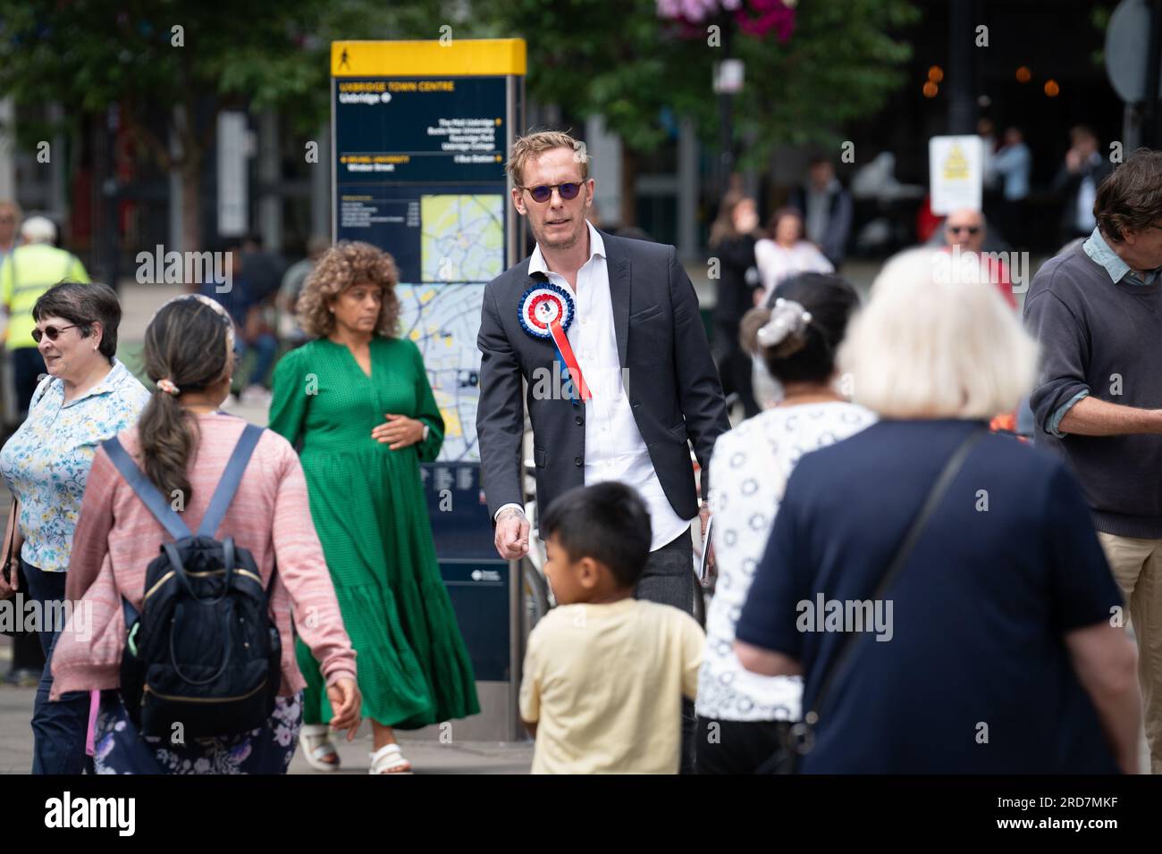 Laurence Fox du parti Reclaim fait campagne dans le centre-ville d'Uxbridge avant l'élection partielle d'Uxbridge demain. Date de la photo : mercredi 19 juillet 2023. Banque D'Images