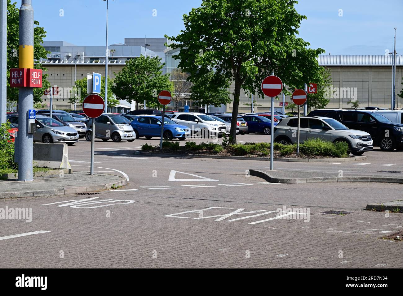Pas de panneaux d'entrée dans le parking du centre commercial Mall