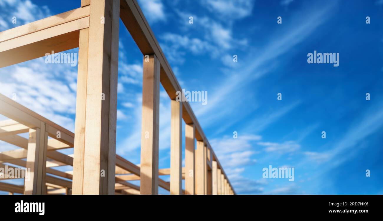 cadre de maison en bois sur fond de ciel bleu. bannière avec espace de copie Banque D'Images