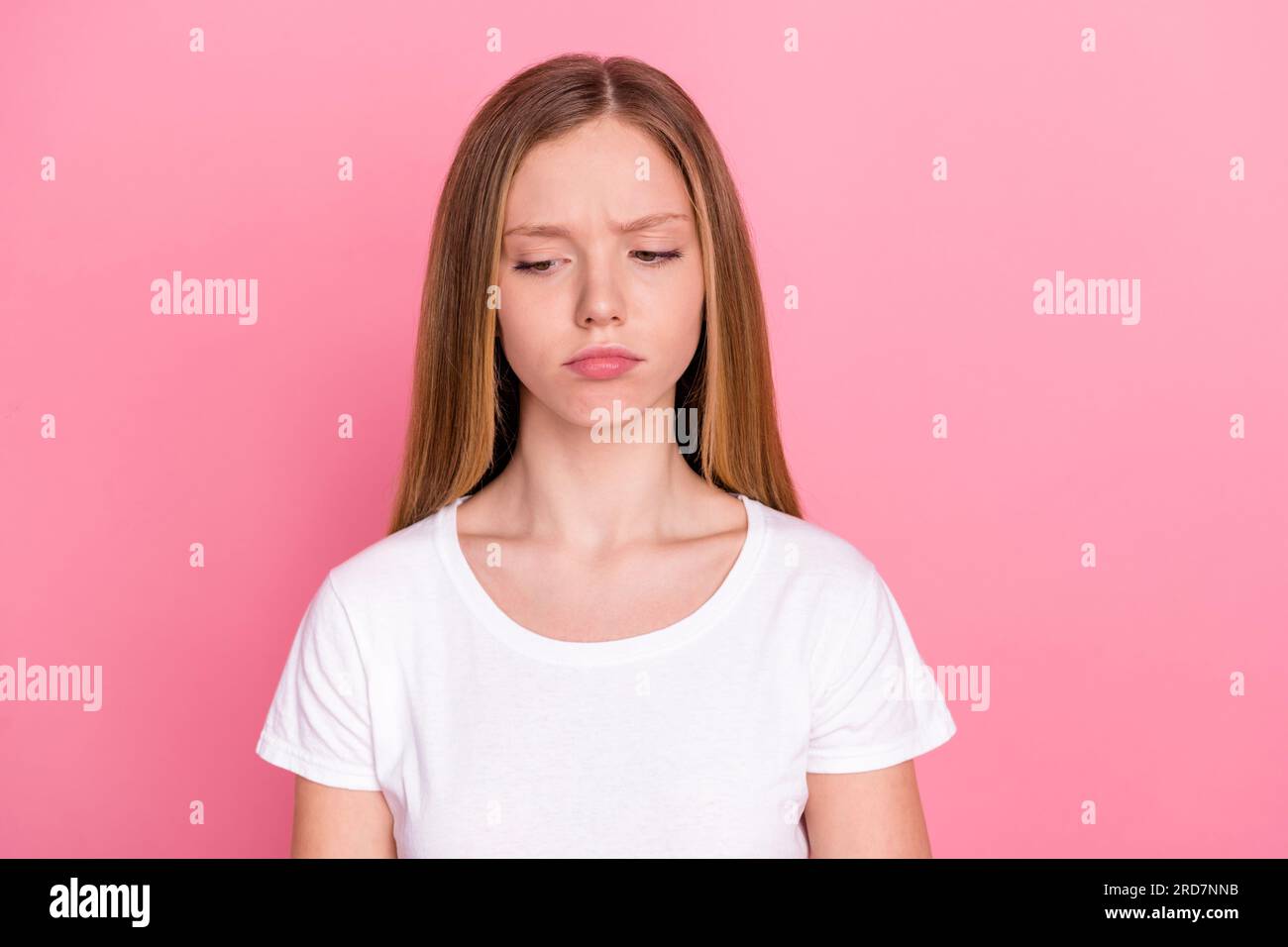 Portrait de fille déçue insatisfaite boutée lèvres mauvaise humeur espace vide isolé sur fond de couleur rose Banque D'Images