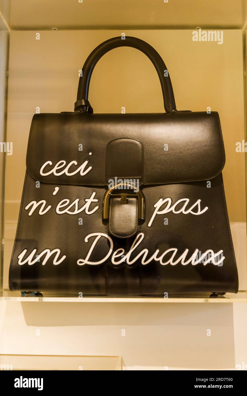 Exposition de sacs à main avec Magritte Joke, BELvue, un musée sur la Belgique et son histoire et un centre pour la démocratie et l'histoire, Bruxelles, Belgique Banque D'Images